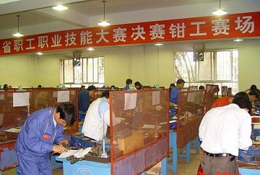中国铝业贵州高级技工学校 钳工技能大赛
